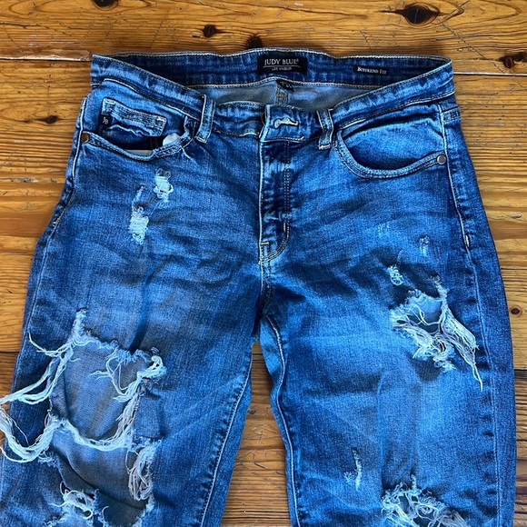 Judy Blue Boyfriend Fit Distressed Cropped Jeans - Picture 2 of 6